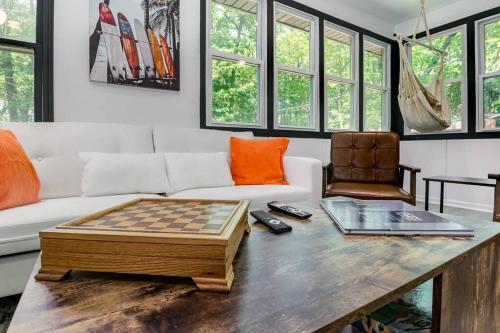 Black Cabin Getaway in Woods I Valpo in 華爾帕萊索