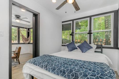 Black Cabin Getaway in Woods I Valpo in 華爾帕萊索
