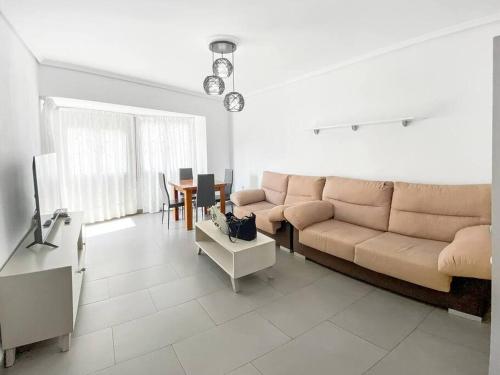 Elegant 4 beds near train station upto 10 Pax