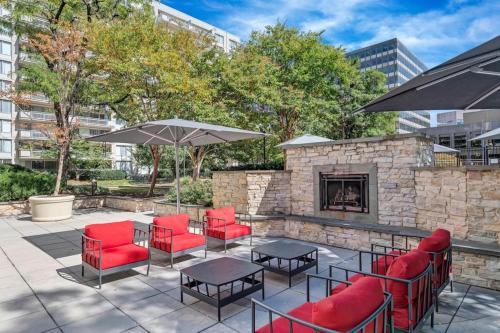 Awesome 2 BR Condo @Crystal City With Gym in Arlington, USA