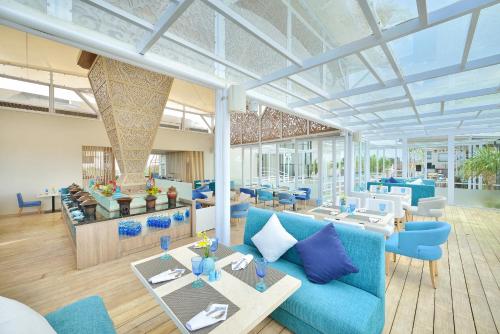 Restaurant, de Vins Sky Hotel Seminyak near Potato Head Beach Club