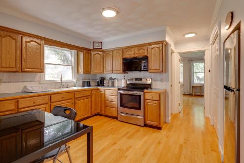 Charming Seekonk Home Pets Welcome! in Seekonk, USA