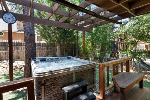 Chief Bears Den - Serenity awaits! Water feature & Mini putting course course on site! in Big Bear City, USA