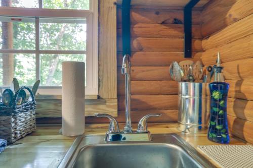 Cozy Cabin with Direct ATV Trail Riding and Mtn Views! in 加利威爾