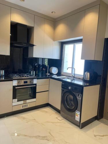 Kitchen, Oqdeh Delux Apartments in Jerash