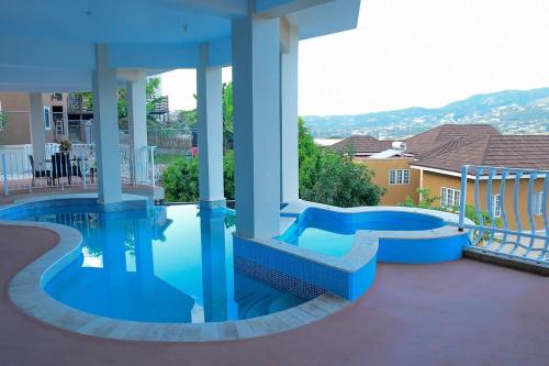 City View Luxe 3BDRM Pool Deck 3