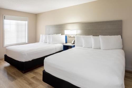 2 queen beds