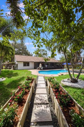 New Regal Manor Paradise Dreamy Heated Pool Spa in Royal Palm Beach (FL)