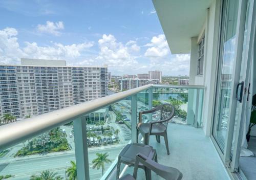 Miami Hollywood Great Two Bedroom Apartment with Channel View 006-22bvic