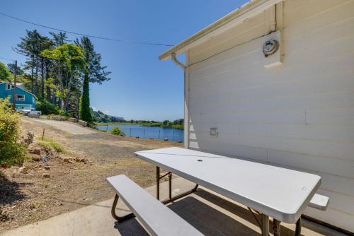 Peaceful Cloverdale Home - Walk to Winema Beach