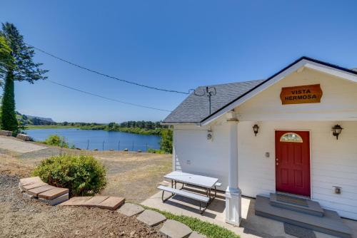 Peaceful Cloverdale Home - Walk to Winema Beach