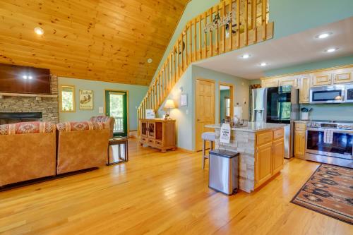 Beautiful Smoky Mountain Chalet with Game Room! - image 2