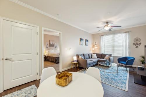 Stylish 1 BR Apartment w Movie Theater in Dale City, USA