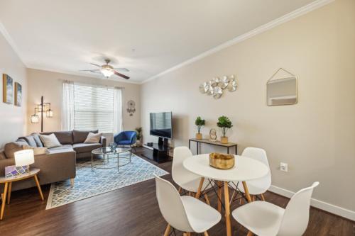 Stylish 1 BR Apartment w Movie Theater in Dale City, USA