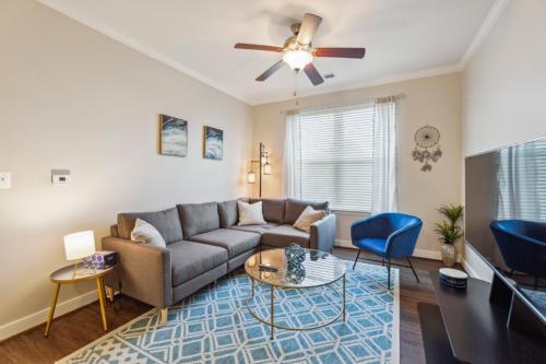 Stylish 1 BR Apartment w Movie Theater in Dale City, USA