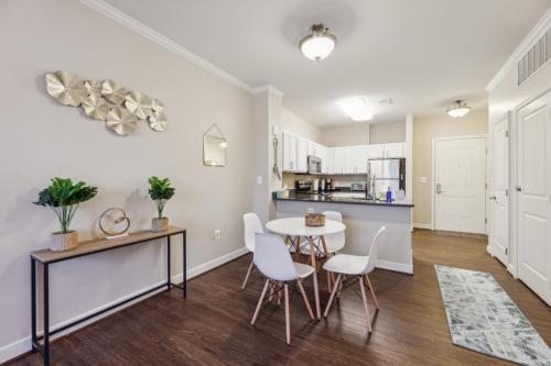 Stylish 1 BR Apartment w Movie Theater in Dale City, USA