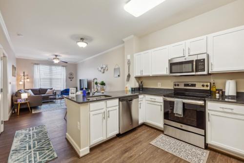 Stylish 1 BR Apartment w Movie Theater in Dale City, USA