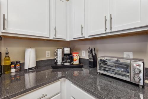 Stylish 1 BR Apartment w Movie Theater in Dale City, USA