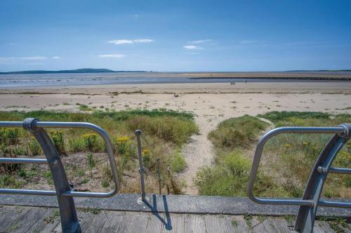 Beach View - 2 Bedroom Apartment - Llanelli