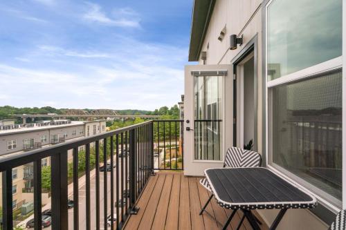 Cozy Getaway - Top Floor Views - Near DC