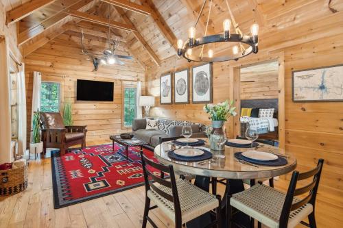 Lake Lure Cabin Outdoor Oasis with Fire Pit and BBQ in Lake Lure, USA