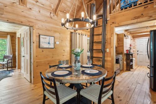 Pet-Friendly Lake Lure Cabin w/ Outdoor Oasis! in Green Hill