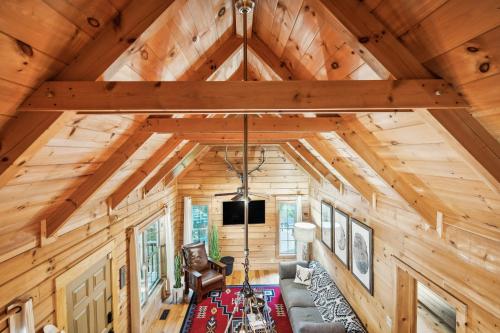 Pet-Friendly Lake Lure Cabin w/ Outdoor Oasis! in Green Hill
