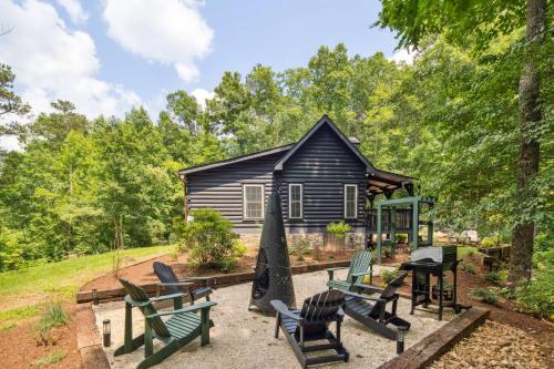 Pet-Friendly Lake Lure Cabin w/ Outdoor Oasis! in Green Hill
