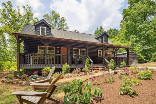 Pet-Friendly Lake Lure Cabin w/ Outdoor Oasis! in Green Hill