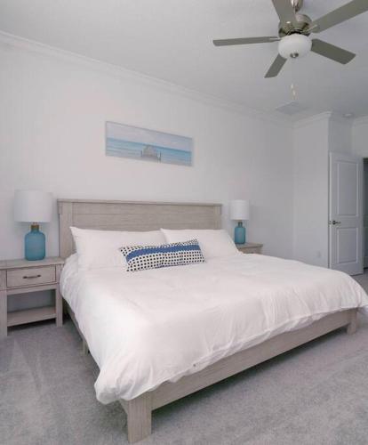 Modern Oasis! 3BR Townhouse in a Lagoon Community Modern Oasis! 3BR Townhouse in a Lagoon Community