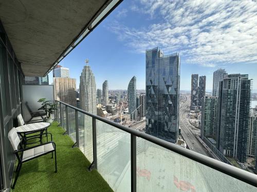 Luxury Downtown Toronto 2 Bedroom Suite with City and Lake Views and Free Parking