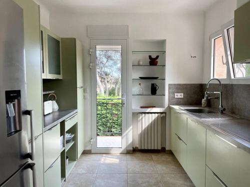 Kitchen, Villa Aloes - proche des plages in Boulouris