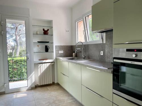 Kitchen, Villa Aloes - proche des plages in Boulouris