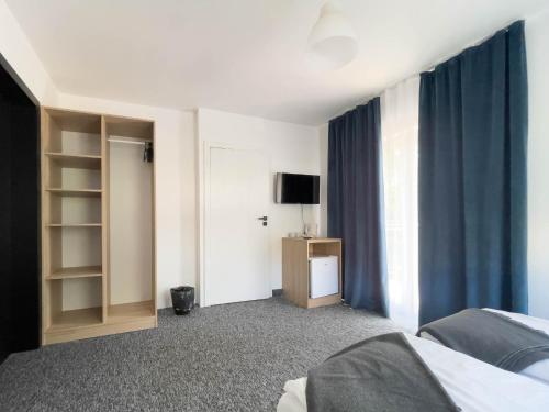 2 twin beds, 1 sofa bed