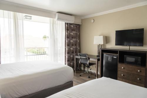Travelodge by Wyndham Monterey Bay Room Type - Queen Room with Two Queen Beds - Non-Smoking