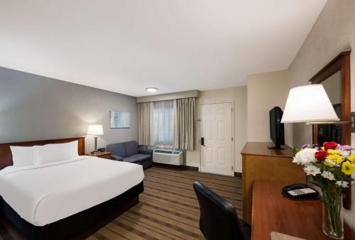 . SureStay Plus by Best Western Woodbury Inn