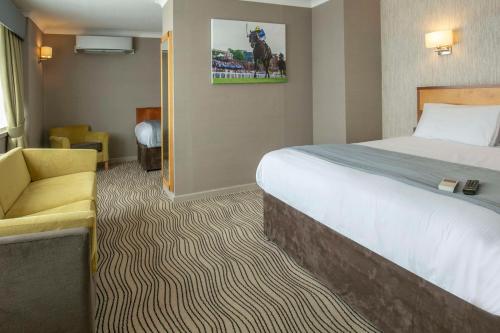 1 king bed, 1 twin bed
