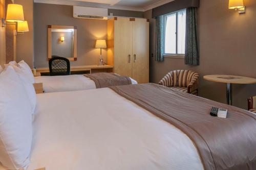 1 double bed, 1 twin bed