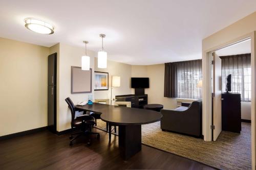 Sonesta Simply Suites St Louis Earth City