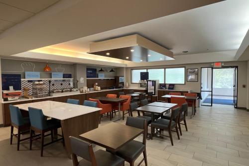 Holiday Inn Express Harrisburg I-81 - Hershey By IHG in Manadahill, USA