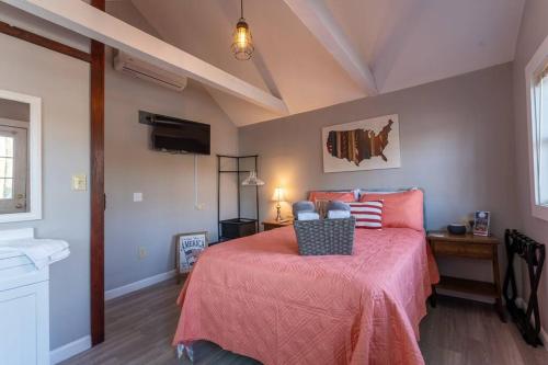 Adorable Cottage with stunning Lake Views thumb 3