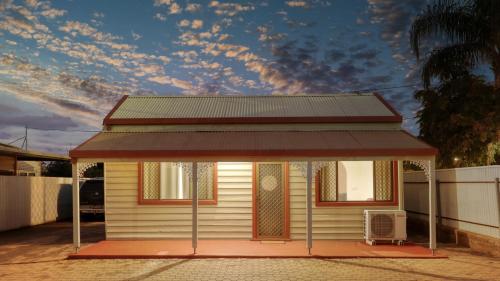 ทัศนียภาพภายนอกโรงแรม, ชาร์ลส์ ราส์ป มอเตอร์ อินน์แอนด์คอทเทจ (Charles Rasp Motor Inn and Cottages) in โบรคเค่นฮิลล์