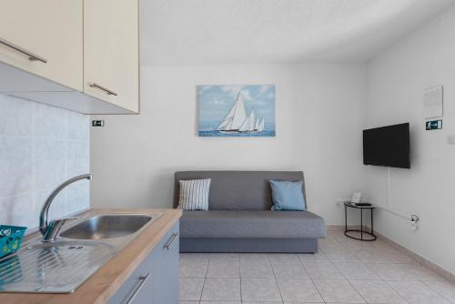 One-Bedroom Apartment with Terrace room in Apartments by the sea Mandre Pag - 6418