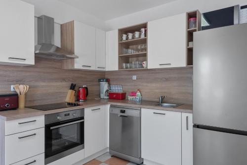Two-Bedroom Apartment with Terrace and Sea View image 6