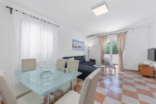 Two-Bedroom Apartment with Terrace and Sea View image 3