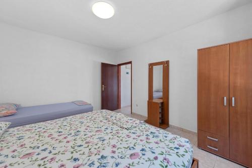 One-Bedroom Apartment with Terrace image 4