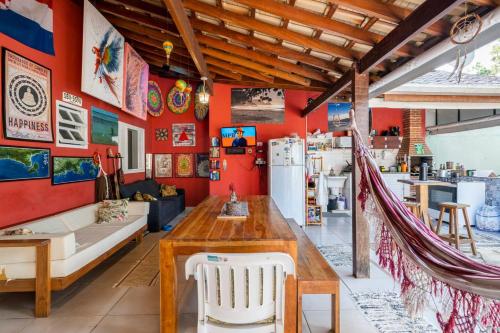 Shared lounge/TV area, Guest House Vida Vibra in Praia de Itamambuca