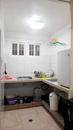 Kitchen, Habitacion Triple Equipada, Posada Villa Mayo a 5 minutos de Playa Parguito in El Hato