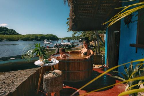 Casinha da beira do Rio Caraíva com ofurô