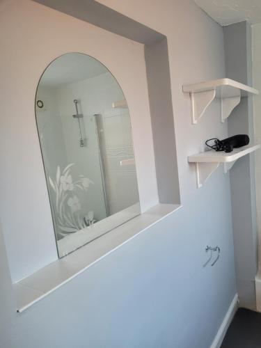 Decent Homes No 4- modern double room in Dukinfield